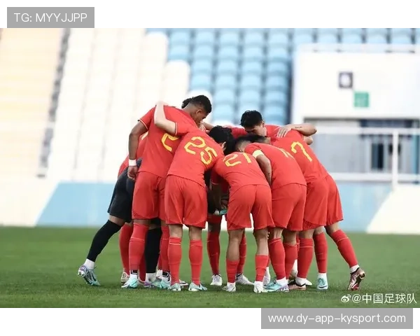 国内足球赛事再度热烈展开，场面激烈，中国足球国内赛事