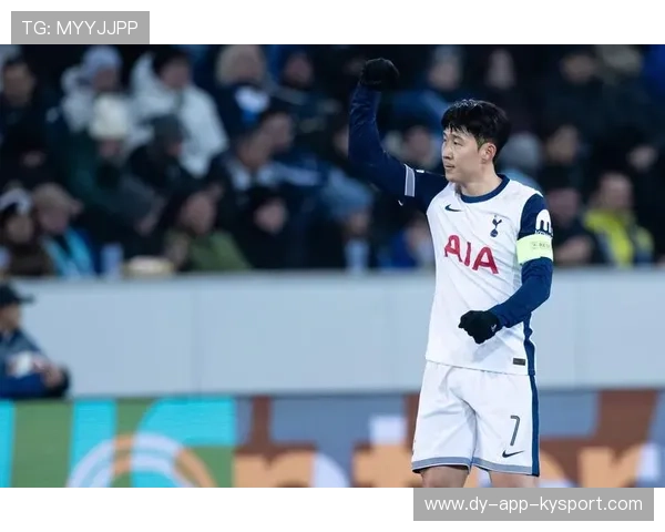 孙兴慜身体对抗中保持平衡完成传球，热刺外线极具破坏力——揭秘英超前线的战术魅力